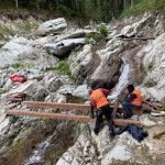 Manutenzione sentieri e ricostruzione ponti di attraversamento Foto archivio Cooperativa di comunità La volpe e il mirtillo